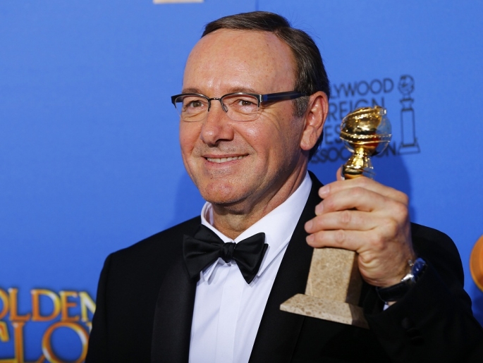 kevin-spacey-poses-backstage-with-his-award-for-best-performance-by-an-actor-in-a-television-series-for-house-of-cards-at-the-72nd-golden-globe-awards-in-beverly-hills-california-jan-11-2015